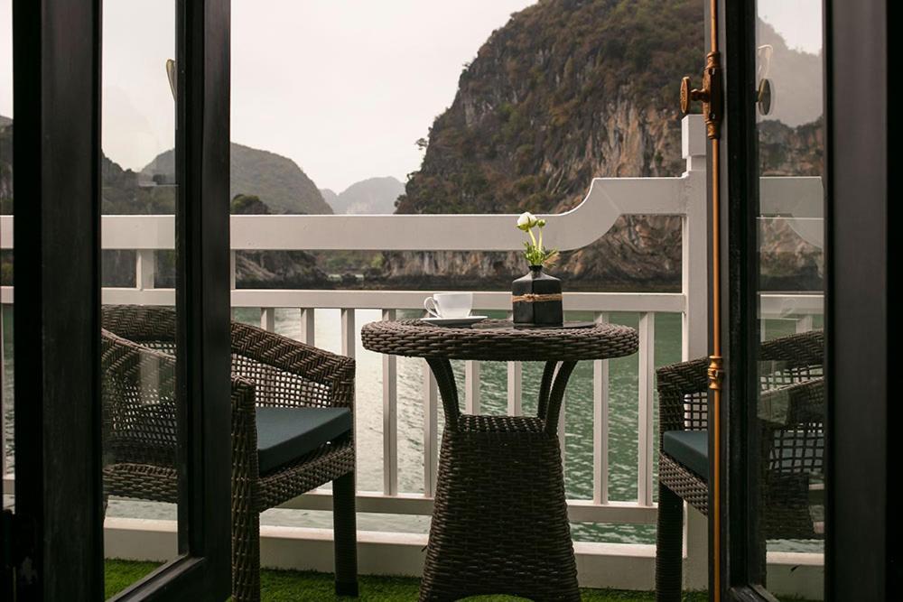 Madeline Cruises Hotel Ha Long Exterior photo